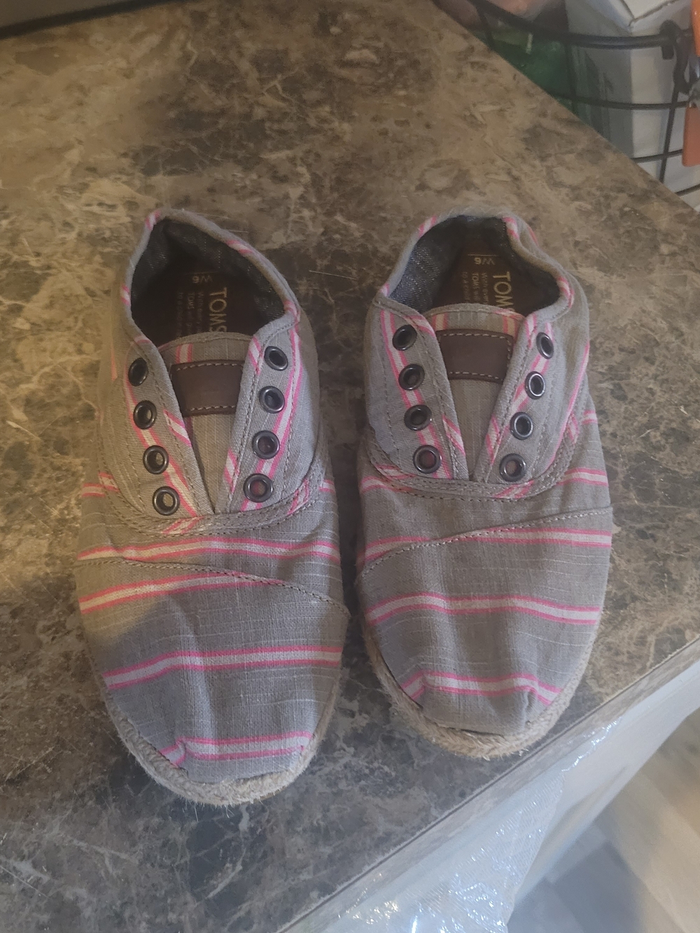 TOMS Cordones sneakers feature a striped canvas pattern with pink accents Size 6